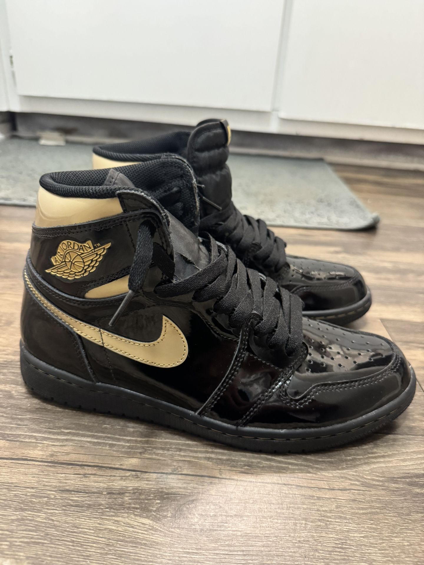 Air Jordan 1 Retro High OG - Black Metallic Gold Size 9 (used)