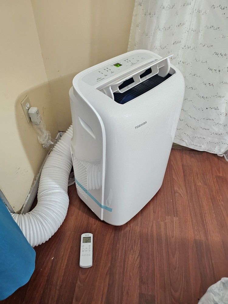 NEW AC PORTABLE TOSHIBA 8000 BTU WIFI 350 SQ FT COMES WITH ACCESSORIES REMOTE CONTROL, EXHAUST HOSE,WINDOW KIT FOR ANY QUESTION TEXT ME PLEASE HABLO E