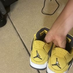 Jordan 4 Yellow Lightning