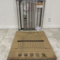 Wide Pet Gate / Baby Gate - Fits Openings 28.9” - 42.1”