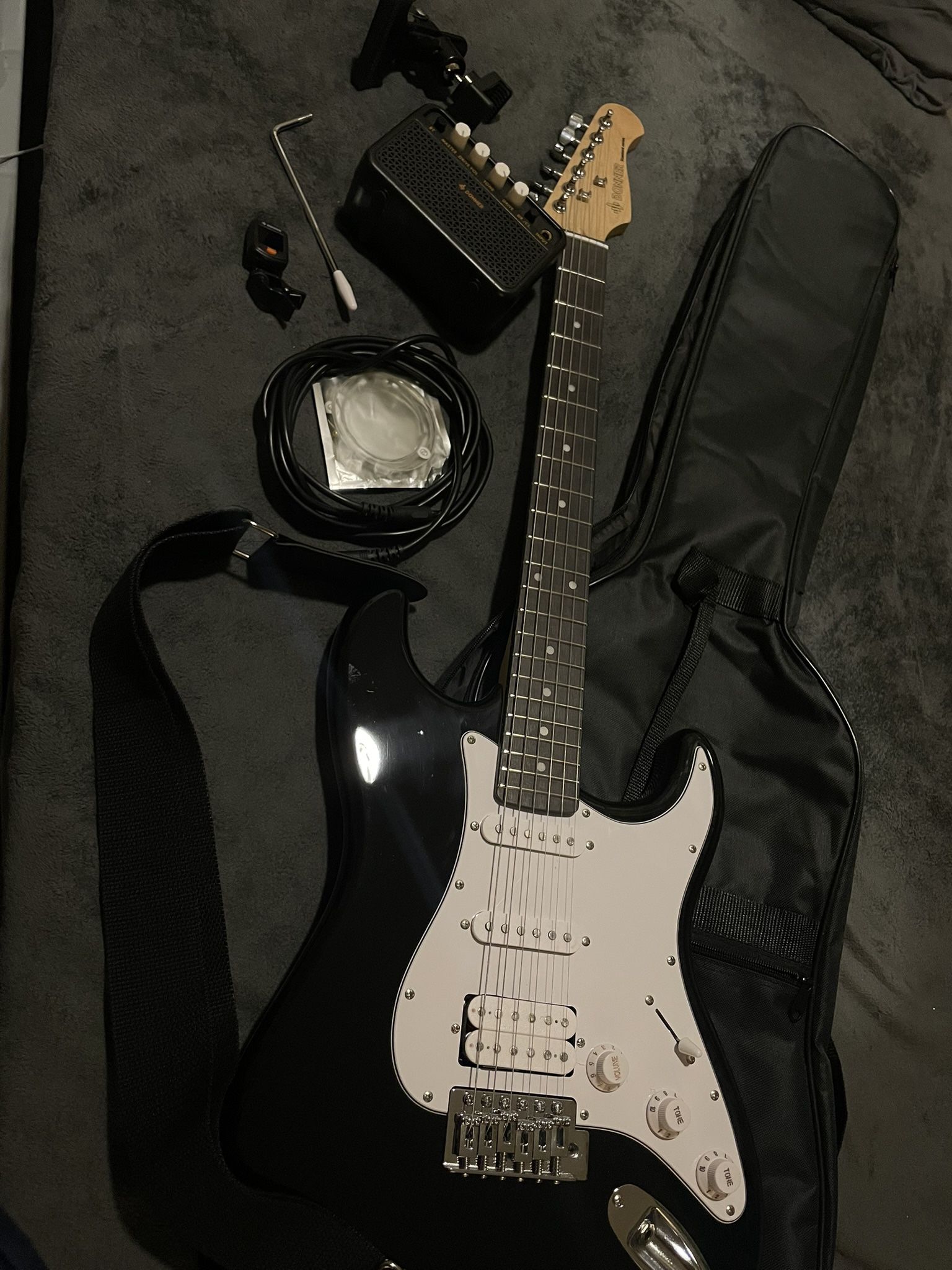 Electric guitar (Donner DST-100 (black))