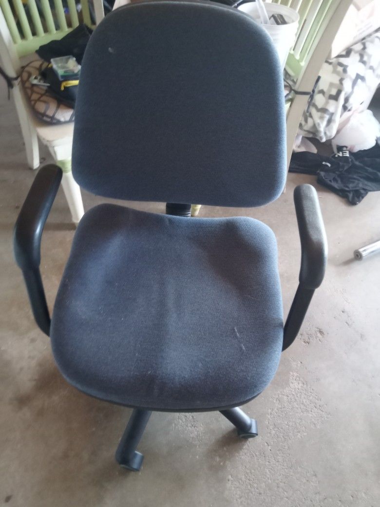 Nice Rolling Office Chair