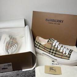 BURBERRY SNEAKER SIZE 10 