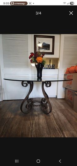 Very nice glass table expensive good deal