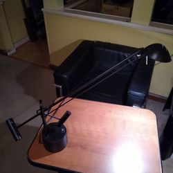 Halogen cantilever desk lamp