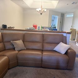 Like New Brown Zero Gravity Leather Reclining Sofá From Living Spaces