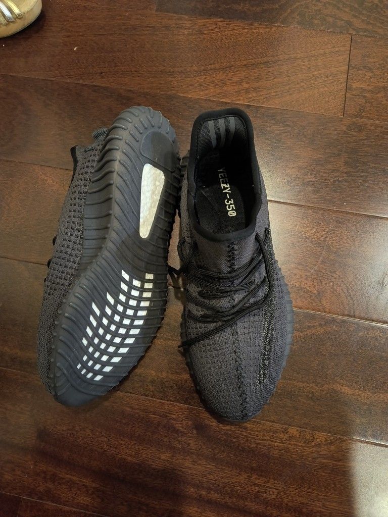 Adidas Yeezy Boost 350 V2. Size 10,5. New