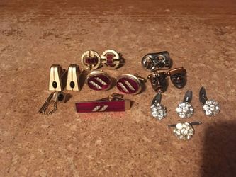 Lot of six sets of men's cufflinks and Thai tack clip red and white, it's color comedy and tragedy