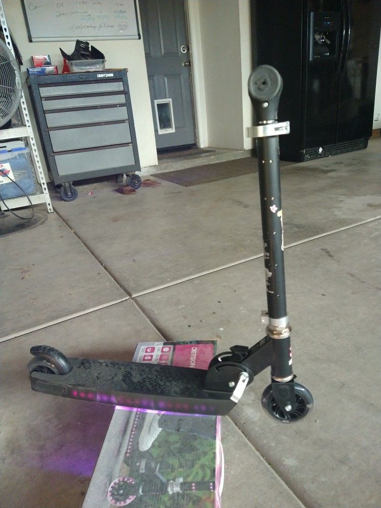Kids Light Up Scooter Only Use Twice Still In Box