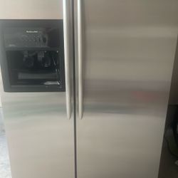 Very Nice Kitchen Aid Stainless Steel Refrigerator 