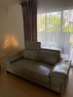 Large 2-Piece Genuine Leather Sectional – Excellent Condition