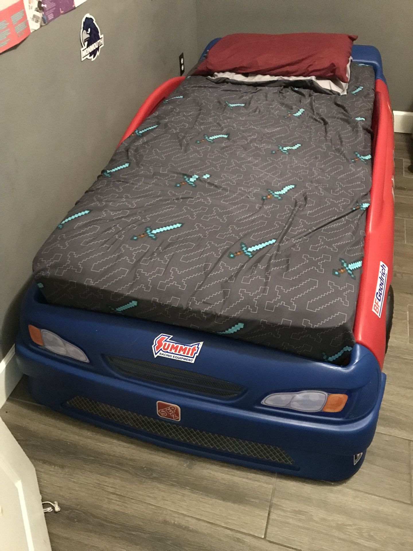 Racing Car Convertible Twin / Toddler bed with Accessories