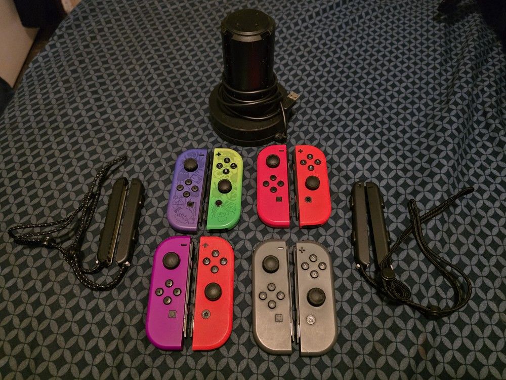 4 Sets Of Authentic Joycons With Charging Station