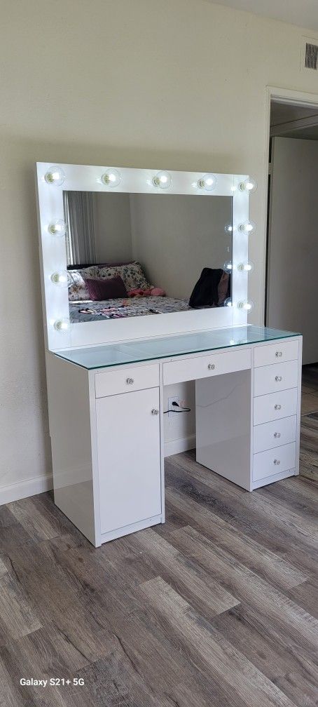 🔥 White Vanity Set, High Gloss Finish, New in the Box.