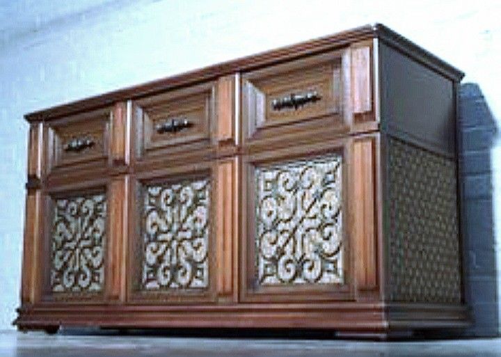 Vintage Magnovox Astro-Sonic Stereo Console from the early 70's.
Has:
AM/FM Radio
Record Player w/ converter for small 45's
8-Track player
Storage