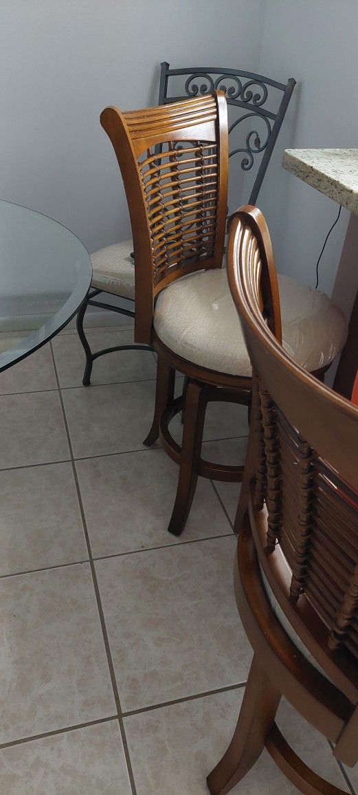 Bar Stool Set Exellwnt Condition Real Wood 22 Jnches Foem Fllor To The Seat 29 Inches Hight Total Approx $80 
