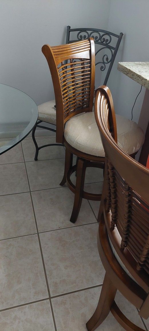 Bar Stool Set Exellwnt Condition Real Wood 22 Jnches Foem Fllor To The Seat 29 Inches Hight Total Approx $80