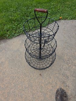Round 3 tier heavy duty steel Basket excellent Condition 24 inch tall