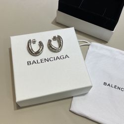 A versatile stud earrings with a fashion trend