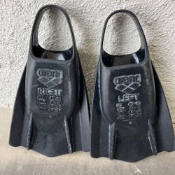 Arena Size 8-9 Black Swim Fins