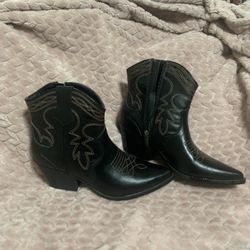 Woman’s Boots Size 71/2