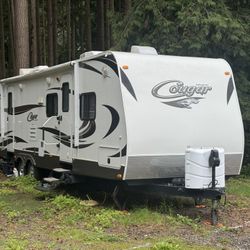 2013 Keystone Cougar X-Lite series (36 feet, sleeps 11) 31SQB (Don’t confuse the 31 here to be its length. It is 35 feet long)