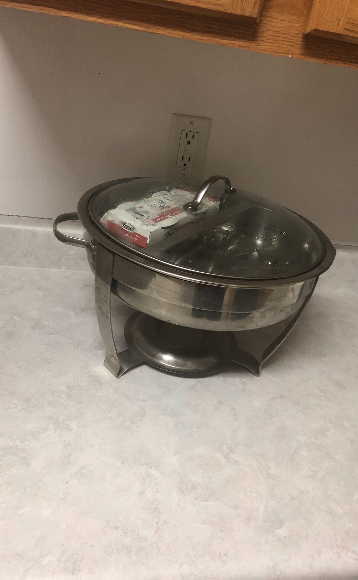 Circle chafing / fondue pot / portable stove / catering warmer with canned cooking fuel