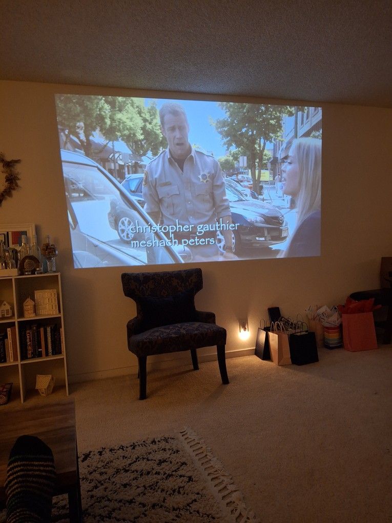 Laptop-connectable Small Projector