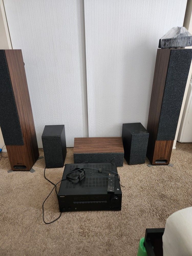 Jamo Speakers & Onkyo TX-NR686