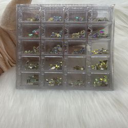 Rhinstone Box +tweezers