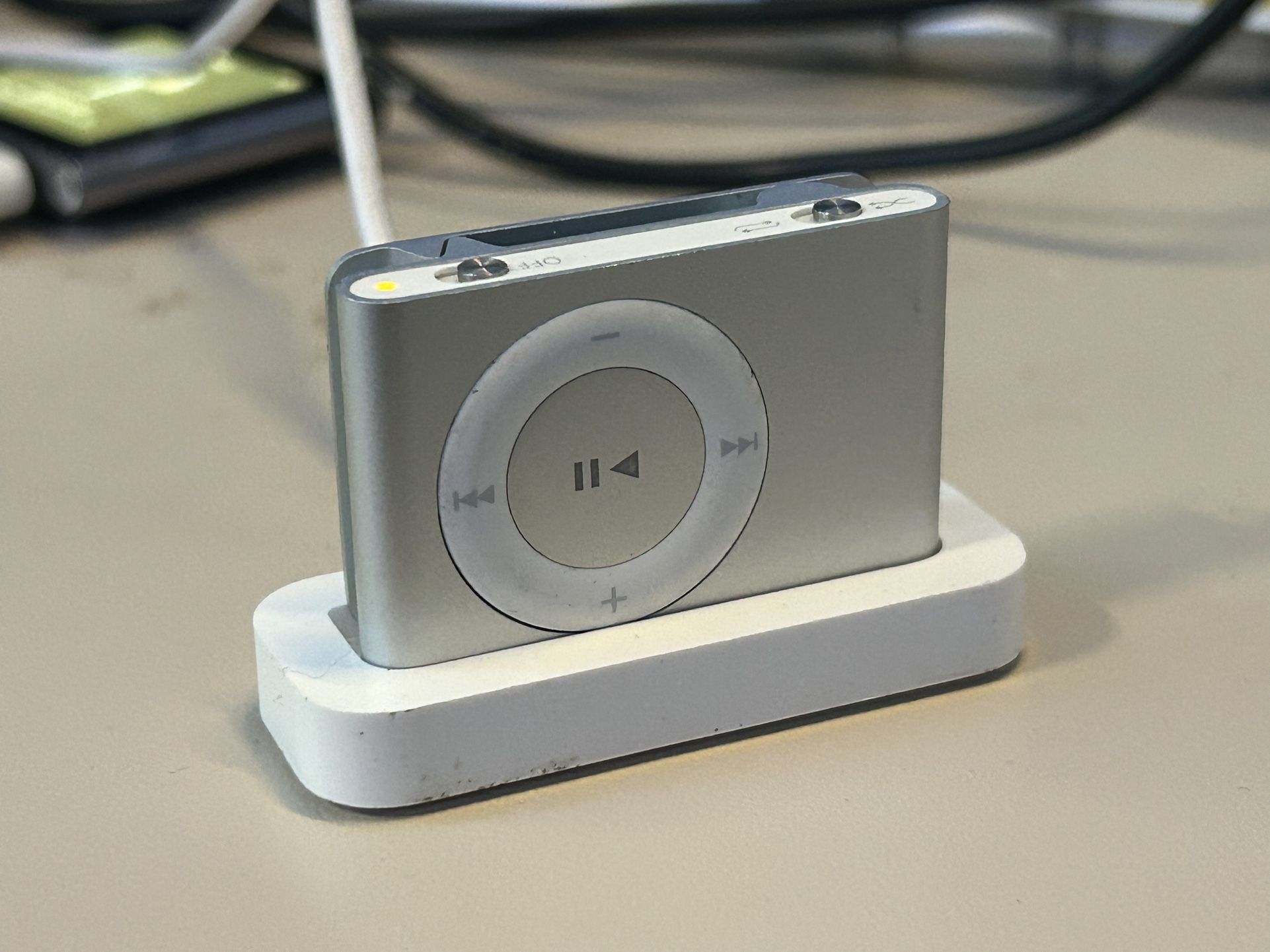iPod Shuffle 1GB (1st Gen) – Excellent Condition w/ Original Dock