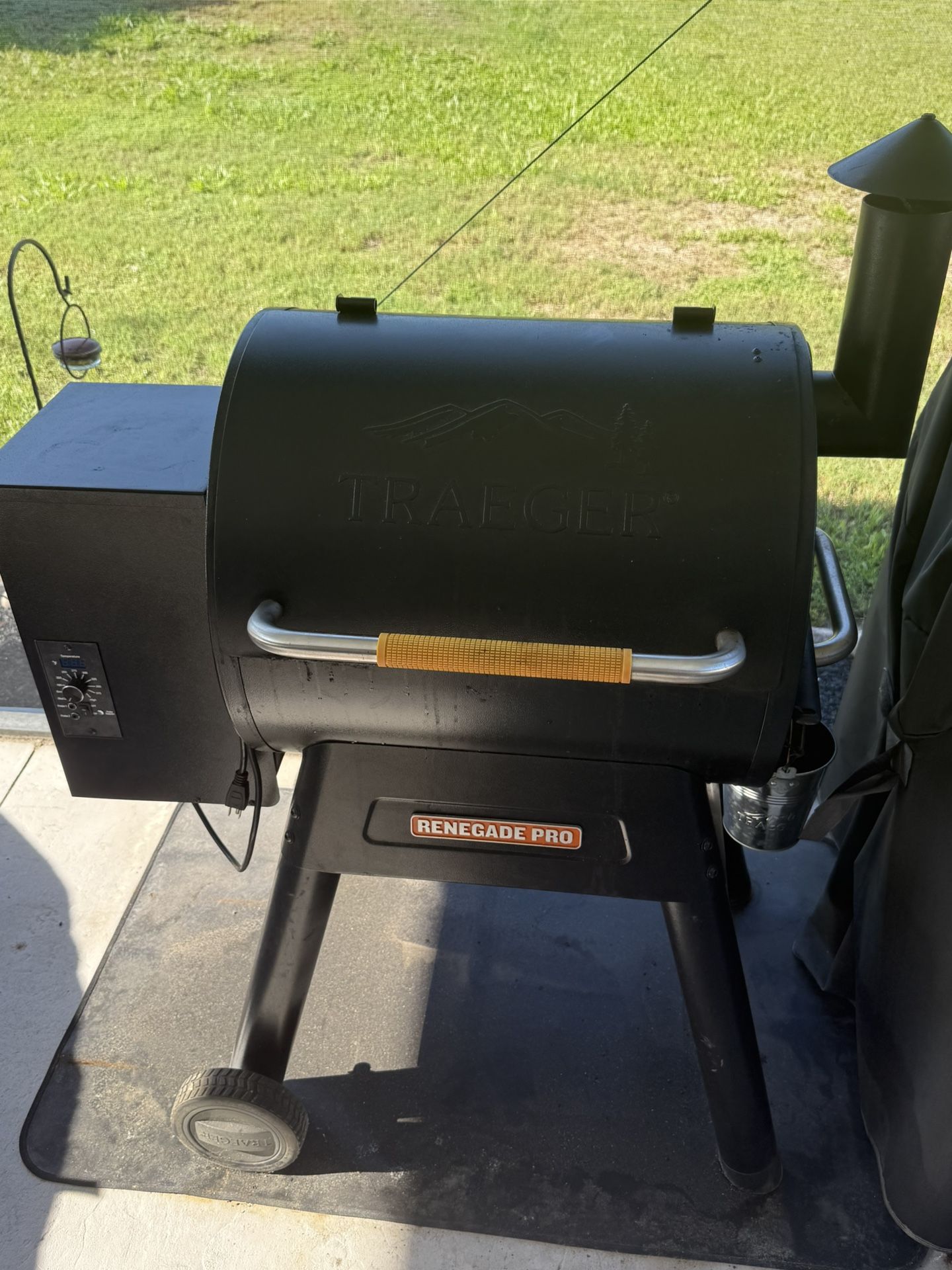 “Traeger Renegade Pro” Mod. #TFB38TOD. Pellet Smoker. Four Temp Probes. New Control Board All Weather Cover. All Care & Cook Books Included!!!😎