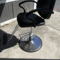 Barber chair / hair styling chair