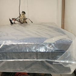 💤💤💤 $599 Eastern King Dreamcloud Luxe Hybrid 14 Inch Height Mattress $599 💤💤💤