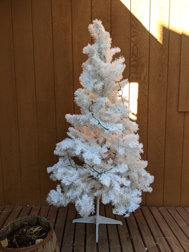 6 Ft White 3 Piece Tree With Stand & Lights 