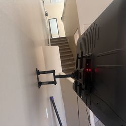 51 Inch TV Hisense Roku