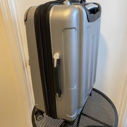 Sojourn Silver Hard shell Suitcase With Swivell Wheels 