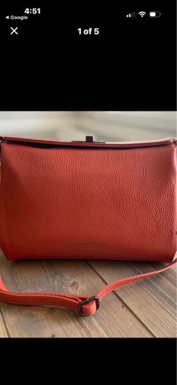 Viola Castellani Milano papaya orange pebbled leather crossbody bag featuring a distinctive black chunky chain