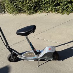 Razor electric scooter with seat