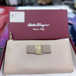 Auth Salvatore Ferragamo Vara Bow Logo Women Leather Zip Wallet 