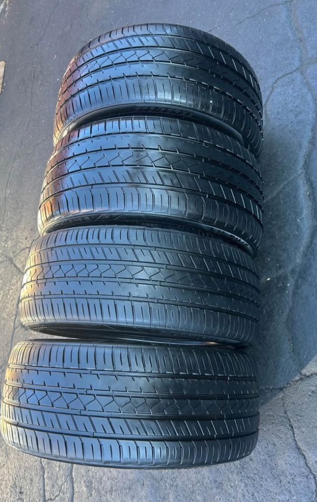 4 Llantas Usadas Lionhart Stagger 2 305/35/22 Y 2 265/40/22 $320