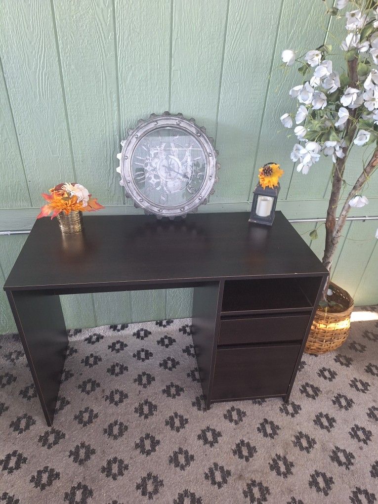 Beautifull Black Wood Desk With Drawers.