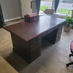 Large Executive Style Desk With 7 Drawers. 6x3x30