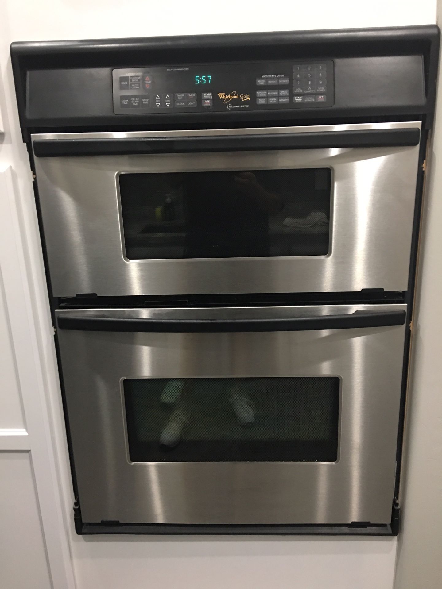 WHIRLPOOL GOLD ACCUBAKE SYSTEM BUILT IN OVEN & MICROWAVE - $499