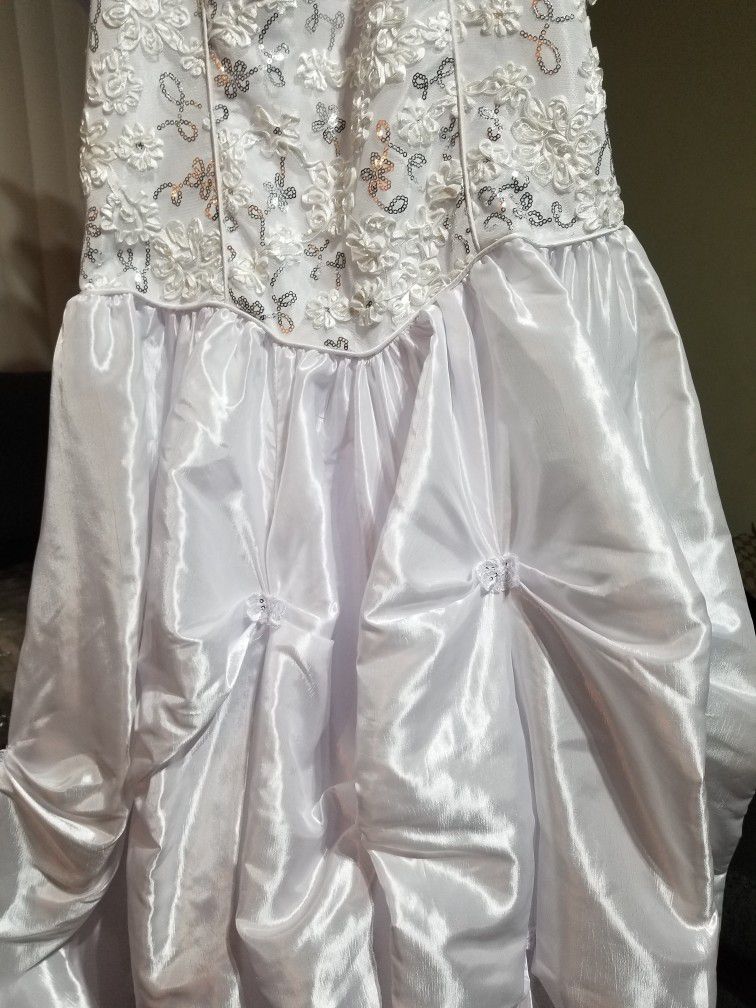 Beautiful White Quinceanera Dresses With (2) Half Jackets And (1) A Sash And Doll