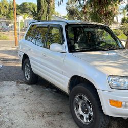 Rav4  L ,  año 2000, 4X4  En muy buenas condiciones.  Precio $ 4500.