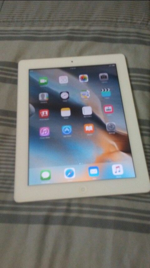 Apple Ipad 2 9" Apple Tablet. No ICloud Working Great