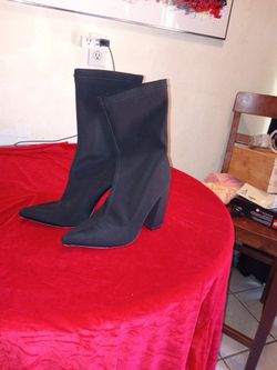 Beautiful Black Boots 7 And 1/2