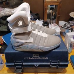 Universal Studios Back To The Future NIKE AIR MAGS 