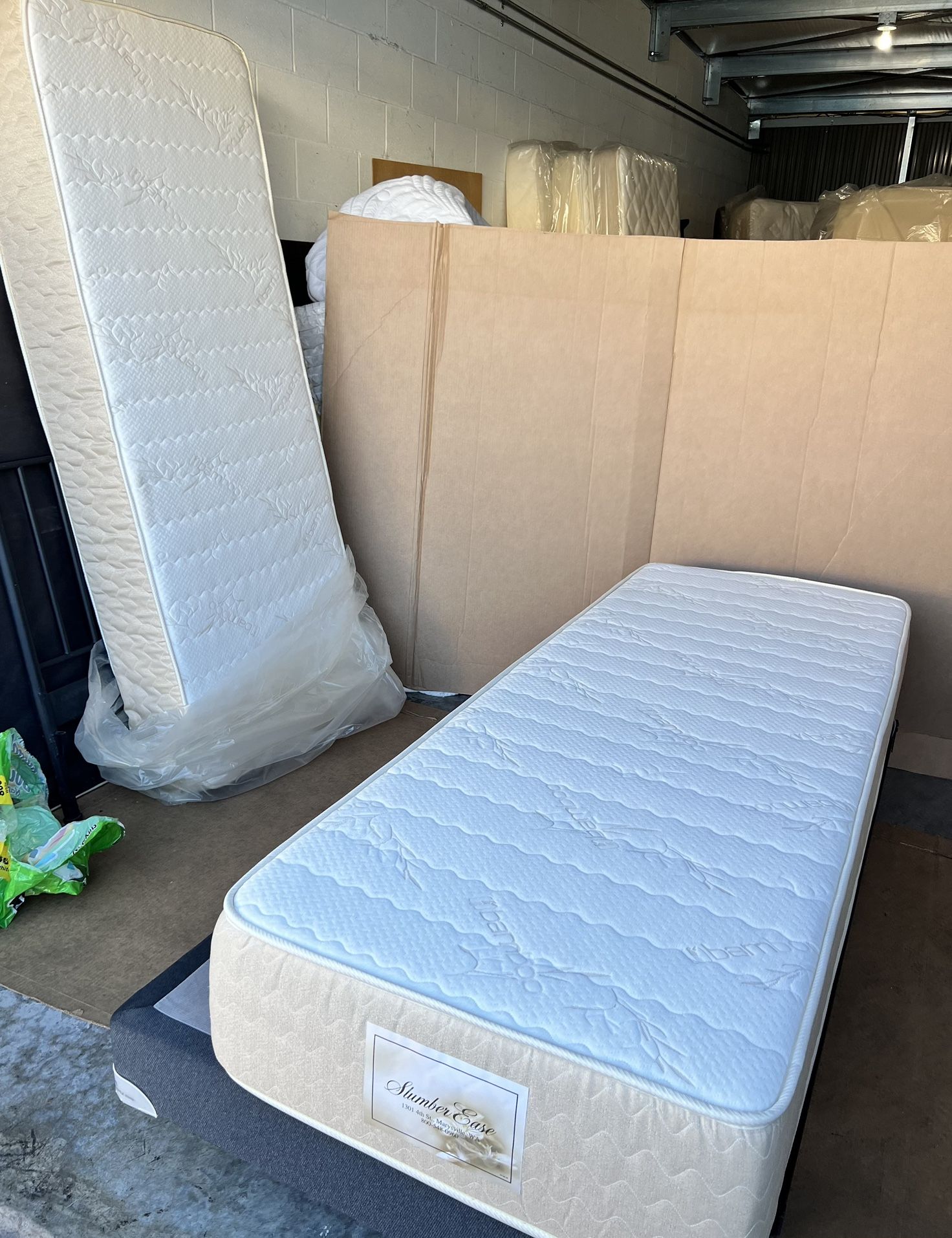 Queen Size Slumber Ease Split Queen Mattress (New Condition)